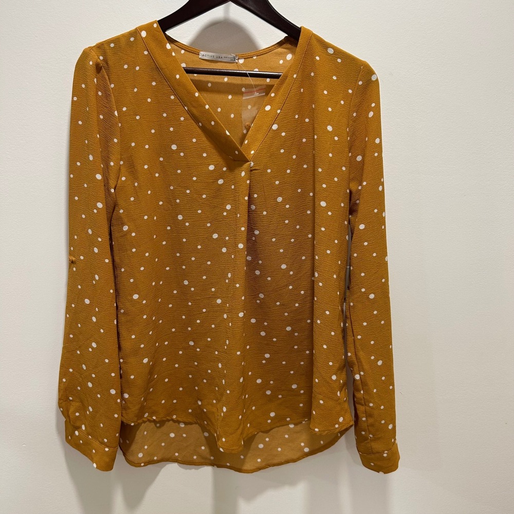 Gold and whiteβ Active USA size large blouse